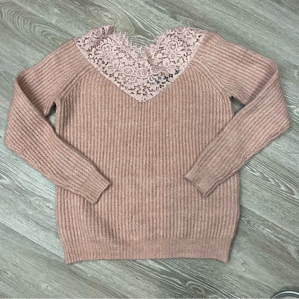 Vero Moda Lace V-neck Ribbed Knit in Dust Pink